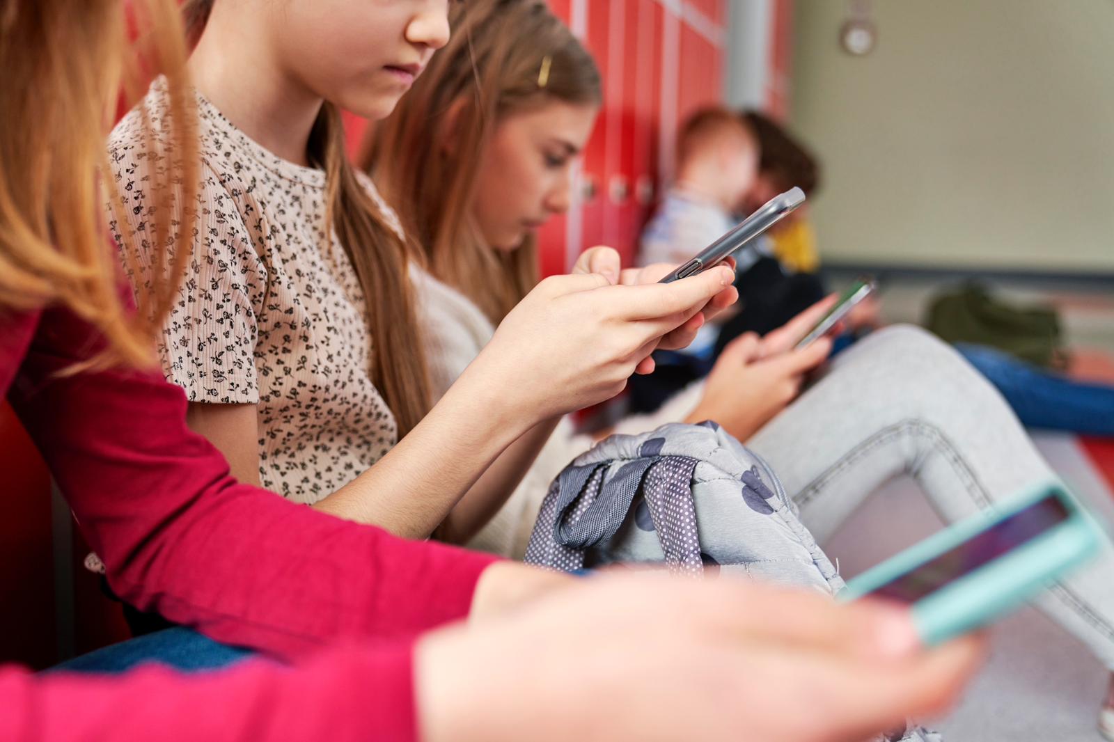 Bene la proposta del Governo di vietare smartphone alle superiori e social per under 15 1